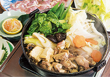 古賀市の郷土料理である「鶏すき」は、かしわ（鶏肉）を使ったすき焼き