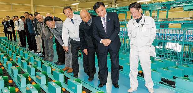 ミカン選果機を見学する様子