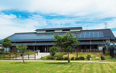 屋根に192枚の太陽光パネルを設置している様子