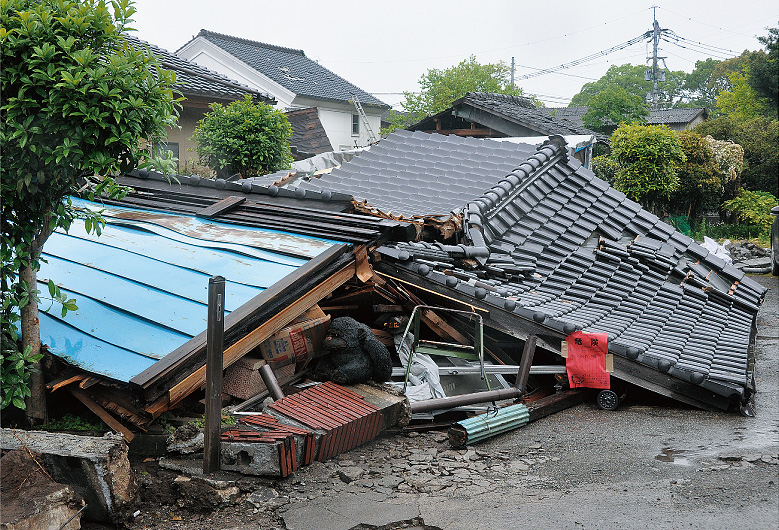 完全に倒壊した家屋（益城町）の様子