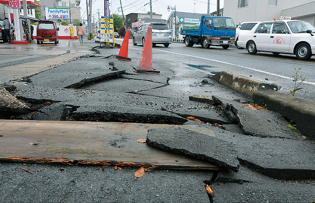 アスファルトのひびや割れが目立ち始める（益城町）様子