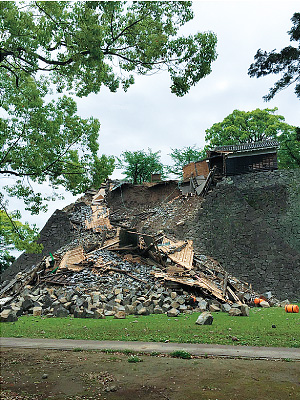 石垣が完全に崩れた熊本城（熊本市）の様子