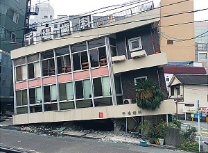 大きなビルも倒壊（益城町）の様子