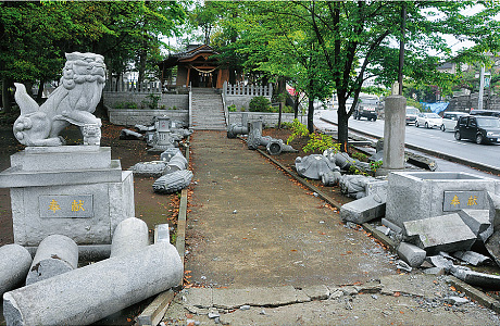 神社のこま犬や灯籠もその揺れには耐えられなかった（益城町）様子