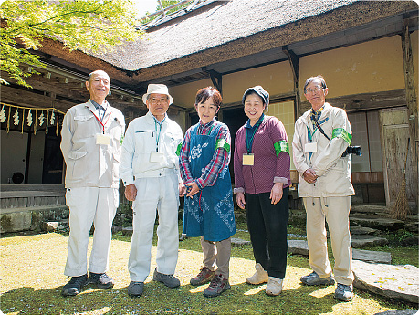 会長の植田周平さん（写真左）とガイドの皆さん