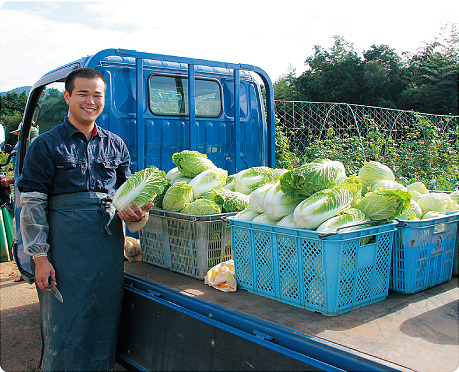 野菜の収穫で喜ぶ様子