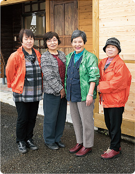 会長の荒木光子さん（写真右から2番目）と、会員の皆さ