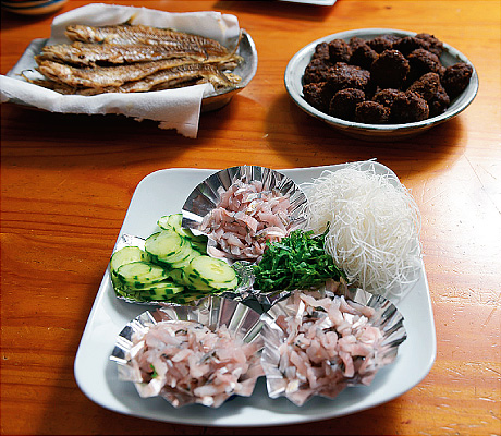 食卓に並ぶエツ料理