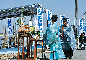 川開きの神事の様子