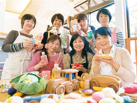 代表理事の川上利香さん（写真前列右）と「ゆうゆう」を運営するスタッフの皆さんの写真