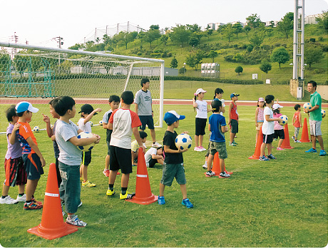 サッカーの練習する子どもたちの写真