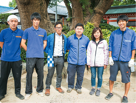 団長の馬渡大樹さん（写真左から3番目）とメンバーの写真