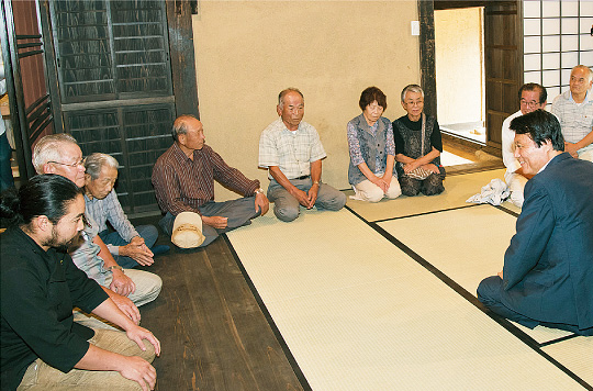 地区の皆さんから説明を受ける様子