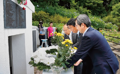 十字架の塔での知事の献花風景