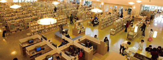 水巻町図書館・歴史資料館は年間約20万人が利用する人気の施設