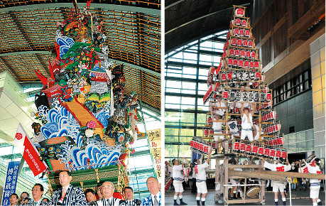 「博多祗園山笠行事」（写真左）、北九州市の「戸畑祗園大山笠行事」（写真右）