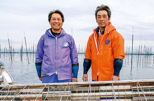 山門羽瀬（やまとはぜ）漁協所属の須崎孝義さん（写真右）と、兄の克美（かつみ）さん