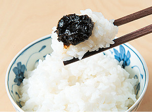 佃煮とご飯の写真