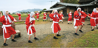 日向ひょっとこ踊りの様子