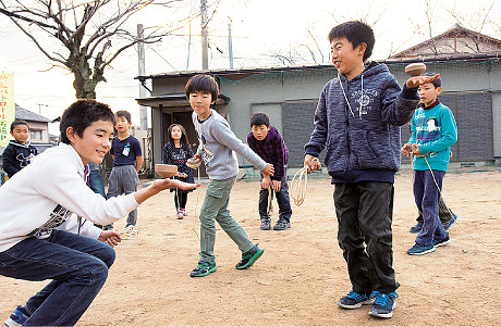 和ごまで遊ぶ子どもたちの様子