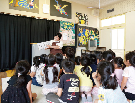 お昼休みの「お話会」や朝の読書の時間に読み聞かせ