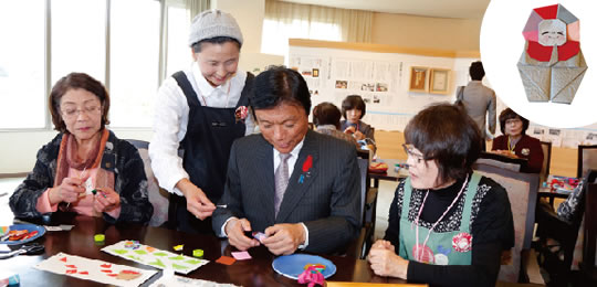 認知症予防カフェで折り紙を体験