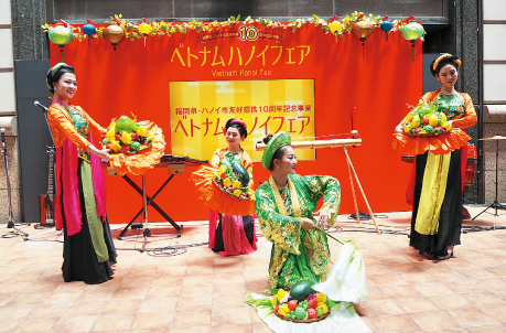 ハノイ市による伝統芸能やベトナム人留学生によるダンスパフォーマンスの様子