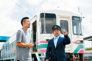 列車を前に語らう様子