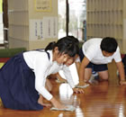 各学年の児童が集まって行われる清掃活動。