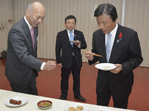 知事は「普通のハンバーグや肉団子と比べても違和感がないですね。おいしい」と完食