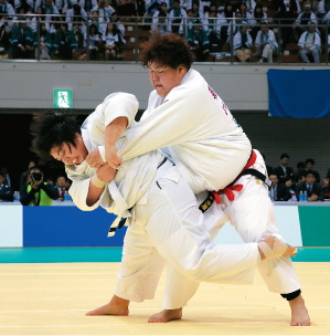 素根 輝（そね あきら）選手（写真左）と朝比奈沙羅（あさひな さら）選手（写真右）との決勝戦の様子