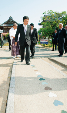 「恋参道」を歩く小川知事