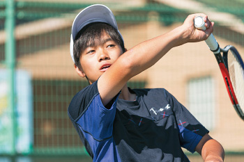 ラケットを振る高野選手