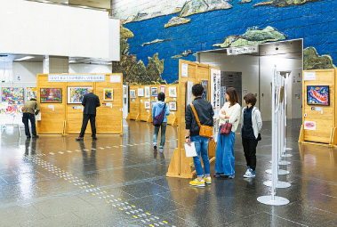 福岡県庁1階ロビーの展示の様子