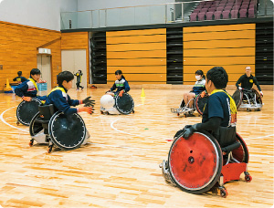 ウィルチェアーラグビーをプレーする様子