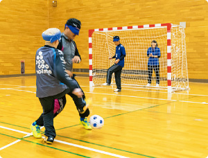 ブラインドサッカーをプレーする様子