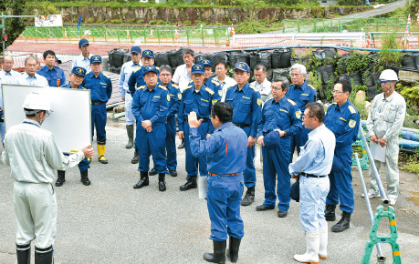 東峰村村長による災害防止対策の必要性について説明する様子