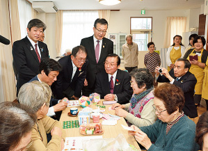 折り紙を使った傘づくりに挑戦する知事らの様子