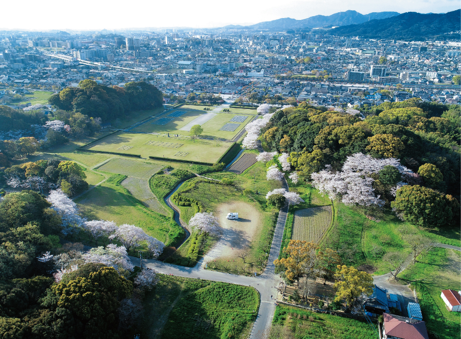 大宰府政庁側から太宰府の町を望む写真