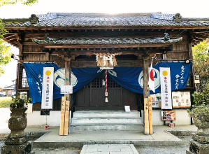 「梅花の宴」の舞台ともいわれる坂本八幡神社の写真