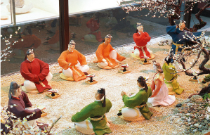 大宰府展示館に展示される「梅花の宴」の写真