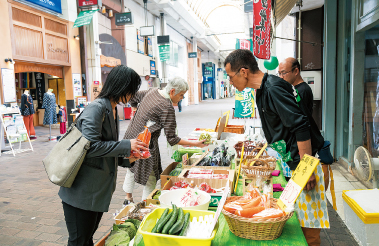 商店街での人との出会いの様子1