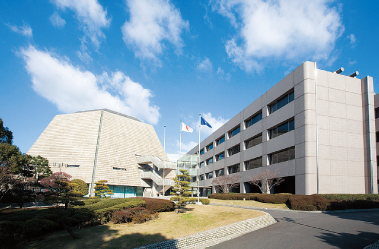 県議会外観の写真