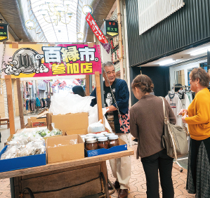 百縁市でリヤカーを引く飯塚市商店街連合会の梶原悠司（かじわら ゆうじ）会長