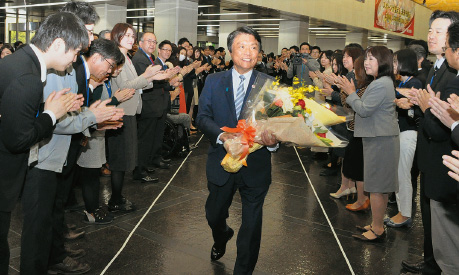 当選した小川知事の写真