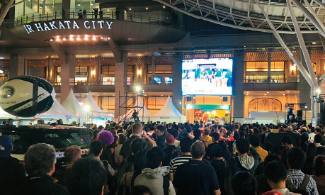JR博多駅前のファンゾーンのパブリックビューイングの写真