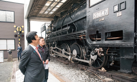 蒸気機関車を視察する知事の様子
