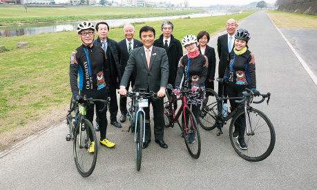 自転車愛好家の皆さんと知事の写真