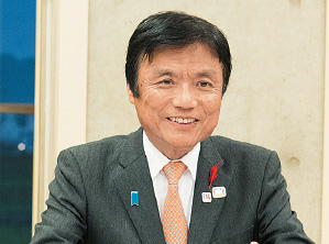 小川知事の写真