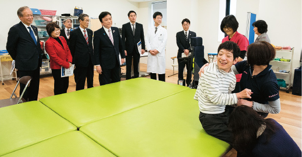 施設内を見学する様子